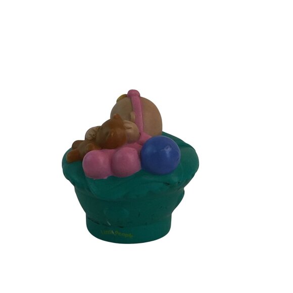 Fisher Price Little People Baby Girl In White & Green Baskets Teddy Bear - Picture 3 of 11